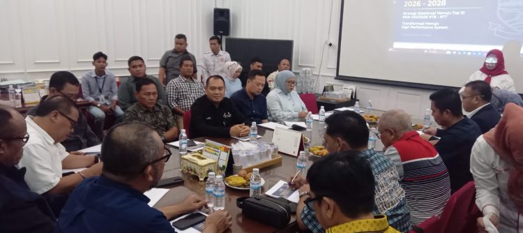 Ketua Umum KONI Provinsi Jambi AKBP Mat Sanusi bersama pengurus KONI dan perwakilan cabang olahraga mengikuti pertemuan dengan SKK Migas dan KKKS di Jambi, Rabu (6/5/2026) (Dok. Redaksi)