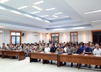 Personel Nasrani Polda Jambi mengikuti kegiatan Pembinaan Rohani dan Mental (Binrohtal) di Aula Lantai 4 Gedung A Mapolda Jambi, Kamis (7/5/2026) (Dok. Humas)