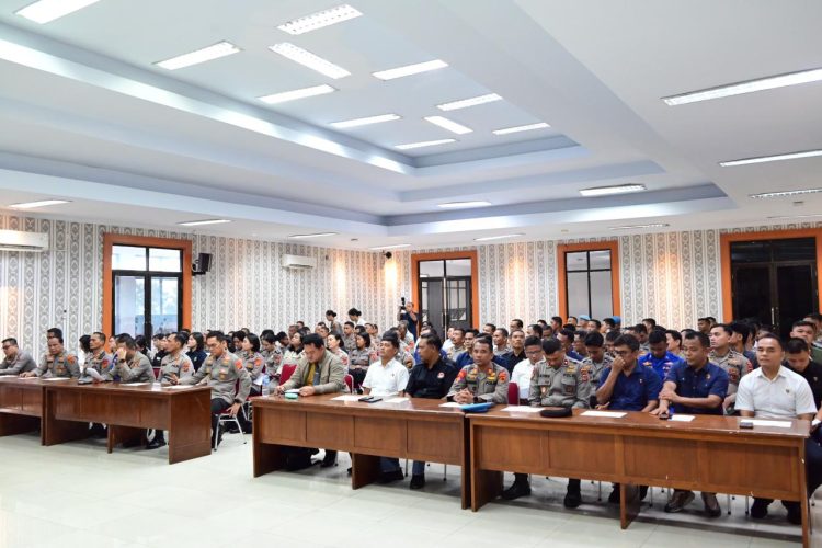 Personel Nasrani Polda Jambi mengikuti kegiatan Pembinaan Rohani dan Mental (Binrohtal) di Aula Lantai 4 Gedung A Mapolda Jambi, Kamis (7/5/2026) (Dok. Humas)