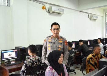 Kapolda Jambi Irjen Pol. Krisno H. Siregar meninjau langsung pelaksanaan tes akademik Taruna dan Taruni Akpol Tahun Anggaran 2026 di Kampus Unama Tehok, Kota Jambi, Kamis (7/5/2026). (Dok Redaksi)