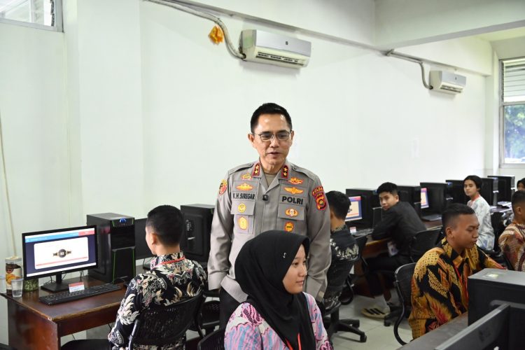 Kapolda Jambi Irjen Pol. Krisno H. Siregar meninjau langsung pelaksanaan tes akademik Taruna dan Taruni Akpol Tahun Anggaran 2026 di Kampus Unama Tehok, Kota Jambi, Kamis (7/5/2026). (Dok Redaksi)