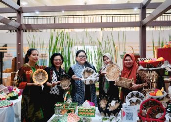 Pelaku UMKM menampilkan berbagai produk kerajinan berbahan eceng gondok dalam ajang Persit BISA 2 Tahun 2026 di Tanjung Jabung Barat (Dok. Redaksi)