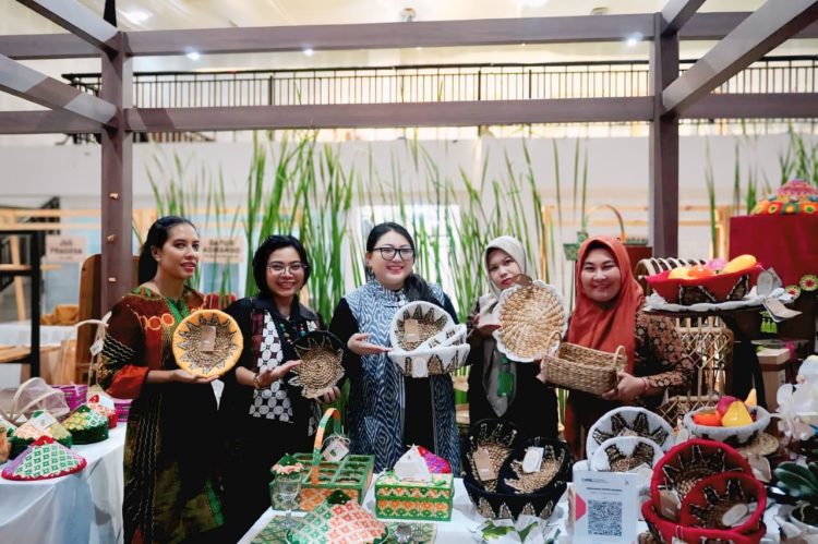 Pelaku UMKM menampilkan berbagai produk kerajinan berbahan eceng gondok dalam ajang Persit BISA 2 Tahun 2026 di Tanjung Jabung Barat (Dok. Redaksi)