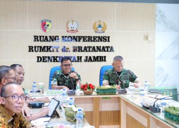Danrem 042/Gapu Brigjen TNI Nyamin memimpin rapat Dewan Pengawas Rumkit Tk III dr. Bratanata Jambi, Kamis (7/5/2026). (Dok. Penrem)