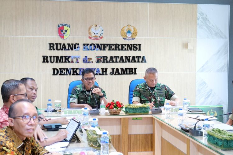 Danrem 042/Gapu Brigjen TNI Nyamin memimpin rapat Dewan Pengawas Rumkit Tk III dr. Bratanata Jambi, Kamis (7/5/2026). (Dok. Penrem)
