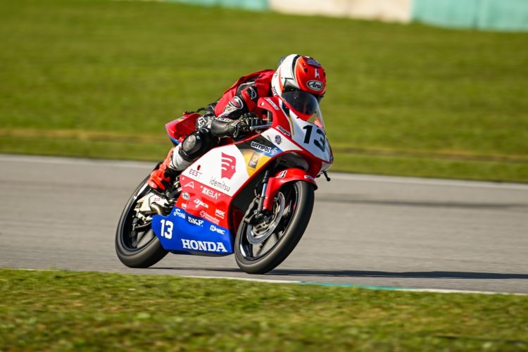 Pebalap muda binaan AHM melaju dalam ajang Idemitsu Honda Thailand Talent Cup 2026 di Sepang International Circuit, Malaysia. (Dok. Sinsen)