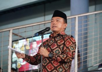 Gubernur Jambi Al Haris memberikan arahan kepada belasan ribu pelajar saat deklarasi penolakan intoleransi, radikalisme, ekstremisme, terorisme (IRET), TCC, dan perundungan di GOR Kota Baru, Jambi, Kamis (7/5/2026). (Dok. Kominfo)