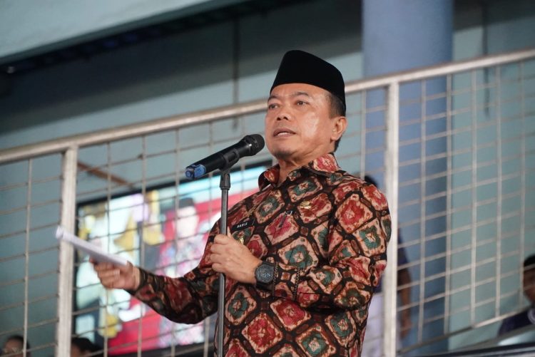 Gubernur Jambi Al Haris memberikan arahan kepada belasan ribu pelajar saat deklarasi penolakan intoleransi, radikalisme, ekstremisme, terorisme (IRET), TCC, dan perundungan di GOR Kota Baru, Jambi, Kamis (7/5/2026). (Dok. Kominfo)