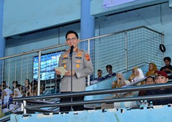 Kapolda Jambi Irjen Pol. Krisno H. Siregar menyampaikan sambutan dalam Sosialisasi Akbar Pencegahan Paham Radikal dan Terorisme di Lingkungan Pendidikan Provinsi Jambi di GOR Kota Baru, Kota Jambi, Kamis (7/5/2026). (Dok. Redaksi)