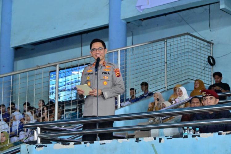 Kapolda Jambi Irjen Pol. Krisno H. Siregar menyampaikan sambutan dalam Sosialisasi Akbar Pencegahan Paham Radikal dan Terorisme di Lingkungan Pendidikan Provinsi Jambi di GOR Kota Baru, Kota Jambi, Kamis (7/5/2026). (Dok. Redaksi)