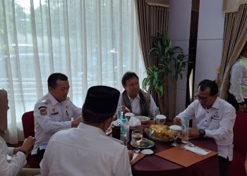 Anggota Ombudsman RI H. Nuzran Joher saat menyampaikan keterangan terkait rencana Investigasi Atas Prakarsa Sendiri (IAPS) terhadap Program Internsip Dokter Indonesia (PIDI) di Jambi, Selasa (6/5/2026). (Dok. Redaksi)