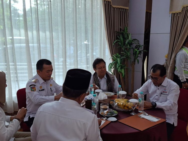 Anggota Ombudsman RI H. Nuzran Joher saat menyampaikan keterangan terkait rencana Investigasi Atas Prakarsa Sendiri (IAPS) terhadap Program Internsip Dokter Indonesia (PIDI) di Jambi, Selasa (6/5/2026). (Dok. Redaksi)