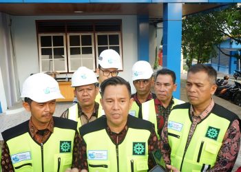 Direktur Utama Perumda Air Minum Tirta Mayang, Arianto, memberikan keterangan kepada awak media di Kota Jambi, Kamis (7/5/2026). (Dok Redaksi)
