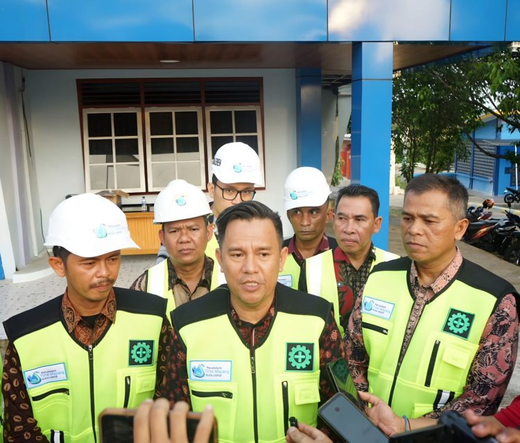Direktur Utama Perumda Air Minum Tirta Mayang, Arianto, memberikan keterangan kepada awak media di Kota Jambi, Kamis (7/5/2026). (Dok Redaksi)