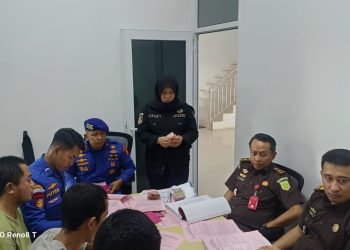 Personel Subdit Gakkum Ditpolairud Polda Jambi melaksanakan pelimpahan tahap II tiga tersangka beserta barang bukti kasus perusakan hutan kepada Jaksa Penuntut Umum Kejaksaan Negeri Tanjung Jabung Barat, Kamis (7/5/2026). (Dok. Redaksi)