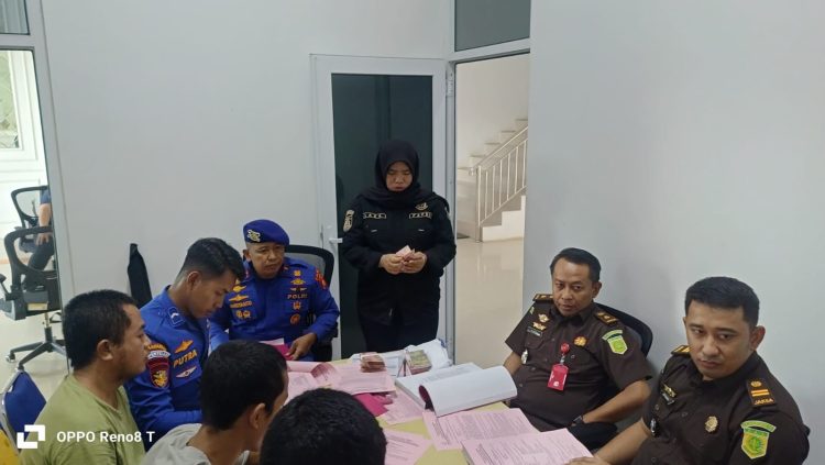 Personel Subdit Gakkum Ditpolairud Polda Jambi melaksanakan pelimpahan tahap II tiga tersangka beserta barang bukti kasus perusakan hutan kepada Jaksa Penuntut Umum Kejaksaan Negeri Tanjung Jabung Barat, Kamis (7/5/2026). (Dok. Redaksi)