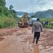 Petugas kepolisian bersama alat berat melakukan penanganan material longsor yang menutupi Jalan Lintas Kerinci–Bangko di Desa Muara Hemat, Kecamatan Batang Merangin, Kabupaten Kerinci, Jumat (8/5/2026). (Dok. Humas)