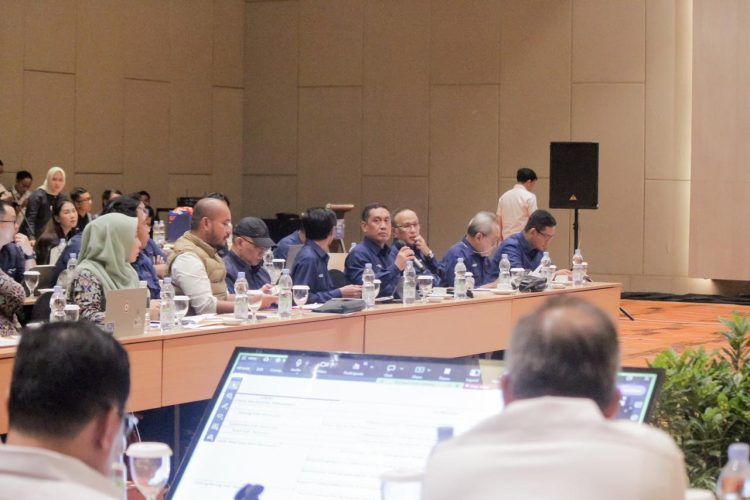 Perwakilan PT Hutama Karya, Kejaksaan Agung, ATR/BPN, serta pemerintah daerah mengikuti rapat koordinasi percepatan pembebasan lahan proyek jalan tol strategis di Sumatra Selatan, Rabu (6/5). (Dok. Humas HK)