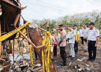 Petugas gabungan dari Jasa Raharja, Ditjen Perhubungan Darat, dan Korlantas Polri meninjau lokasi kecelakaan Bus ALS dan truk tangki minyak di Jalan Lintas Sumatera, Kecamatan Karang Jaya, Kabupaten Musi Rawas Utara, Kamis (7/5/2026).(Dok. Humas JR)