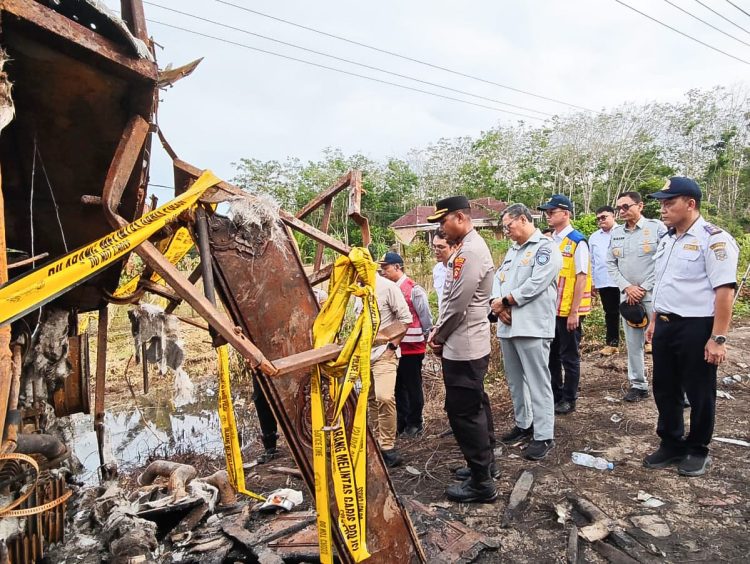Petugas gabungan dari Jasa Raharja, Ditjen Perhubungan Darat, dan Korlantas Polri meninjau lokasi kecelakaan Bus ALS dan truk tangki minyak di Jalan Lintas Sumatera, Kecamatan Karang Jaya, Kabupaten Musi Rawas Utara, Kamis (7/5/2026).(Dok. Humas JR)