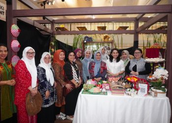 Ketua Persit KCK Koorcab Rem 042 PD II/Sriwijaya Ny. Ine Nyamin bersama anggota Persit menampilkan berbagai produk UMKM khas Jambi dalam ajang Persit BISA 2026 di Kartika Expo Balai Kartini, Jakarta, 7–9 Mei 2026. (Dok. Penrem)