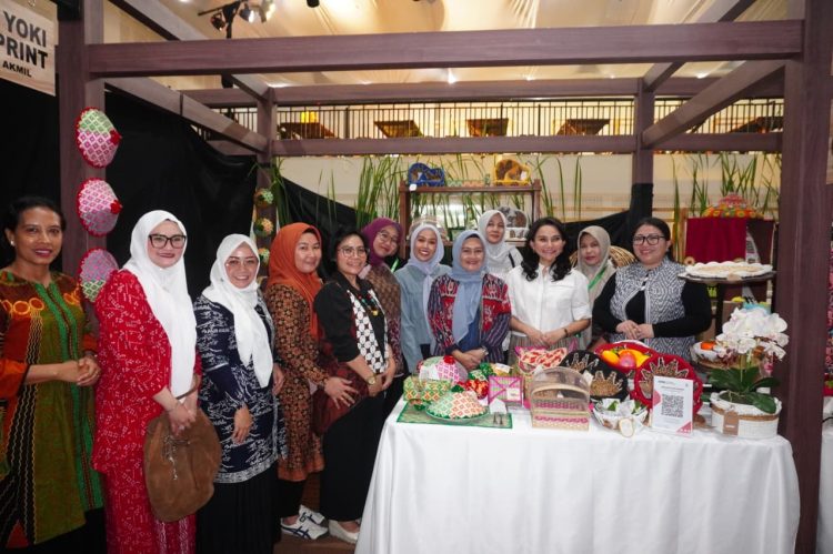 Ketua Persit KCK Koorcab Rem 042 PD II/Sriwijaya Ny. Ine Nyamin bersama anggota Persit menampilkan berbagai produk UMKM khas Jambi dalam ajang Persit BISA 2026 di Kartika Expo Balai Kartini, Jakarta, 7–9 Mei 2026. (Dok. Penrem)