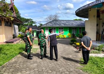 Kasiter Korem 042/Gapu Kolonel Arh Endik Siswanto bersama pengurus yayasan meninjau proses rehabilitasi Yayasan Kesejahteraan Anak di Kelurahan Pal Merah, Kecamatan Jambi Selatan, Kota Jambi, Kamis (8/5/2026). (Dok. Penrem)