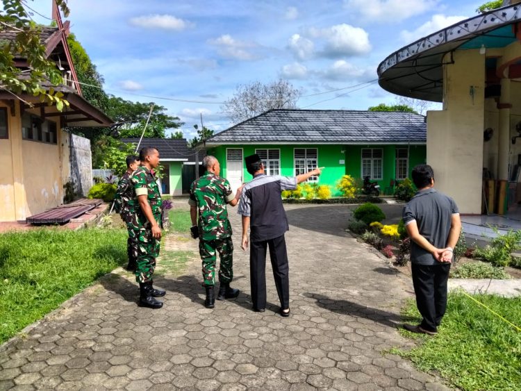 Kasiter Korem 042/Gapu Kolonel Arh Endik Siswanto bersama pengurus yayasan meninjau proses rehabilitasi Yayasan Kesejahteraan Anak di Kelurahan Pal Merah, Kecamatan Jambi Selatan, Kota Jambi, Kamis (8/5/2026). (Dok. Penrem)