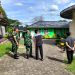 Kasiter Korem 042/Gapu Kolonel Arh Endik Siswanto bersama pengurus yayasan meninjau proses rehabilitasi Yayasan Kesejahteraan Anak di Kelurahan Pal Merah, Kecamatan Jambi Selatan, Kota Jambi, Kamis (8/5/2026). (Dok. Penrem)