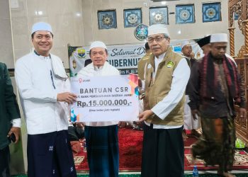 Gubernur Jambi Al Haris menyerahkan bantuan CSR Bank Jambi senilai Rp15 juta untuk pembangunan Masjid Hidayatullah saat kegiatan Safari Subuh di Bagan Pete, Kecamatan Alam Barajo, Kota Jambi, Jumat (8/5/2026). (Dok. Kominfo)