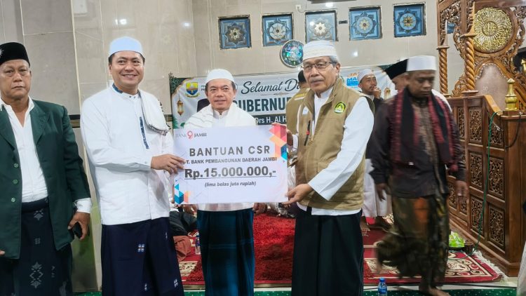 Gubernur Jambi Al Haris menyerahkan bantuan CSR Bank Jambi senilai Rp15 juta untuk pembangunan Masjid Hidayatullah saat kegiatan Safari Subuh di Bagan Pete, Kecamatan Alam Barajo, Kota Jambi, Jumat (8/5/2026). (Dok. Kominfo)