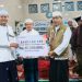Gubernur Jambi Al Haris menyerahkan bantuan CSR Bank Jambi senilai Rp15 juta untuk pembangunan Masjid Hidayatullah saat kegiatan Safari Subuh di Bagan Pete, Kecamatan Alam Barajo, Kota Jambi, Jumat (8/5/2026). (Dok. Kominfo)