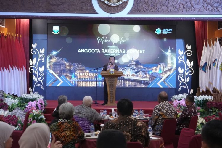 Gubernur Jambi Al Haris memberikan sambutan saat jamuan makan malam bersama peserta Rakernas ADPMET di Auditorium Rumah Dinas Gubernur Jambi, Kamis (7/5/2026) (Dok. Kominfo)
