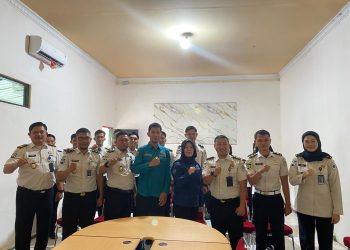 Kepala LPKA Kelas II Muara Bulian J. Kasogi Surya Fattah bersama jajaran pegawai dan tim BNNK Batang Hari berfoto usai pelaksanaan tes urine massal dan penyuluhan bahaya narkoba di lingkungan LPKA Muara Bulian, Kamis (8/5/2026). (Dok. Humas)
