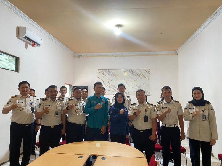 Kepala LPKA Kelas II Muara Bulian J. Kasogi Surya Fattah bersama jajaran pegawai dan tim BNNK Batang Hari berfoto usai pelaksanaan tes urine massal dan penyuluhan bahaya narkoba di lingkungan LPKA Muara Bulian, Kamis (8/5/2026). (Dok. Humas)