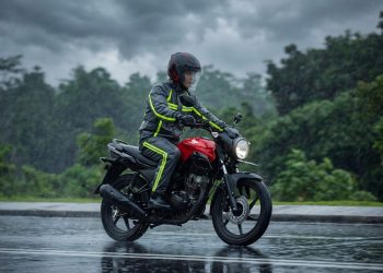 ILusrasi Pengendara sepeda motor melintas saat hujan mengguyur kawasan jalan raya di Kota Jambi. (Dok. Sinsen)