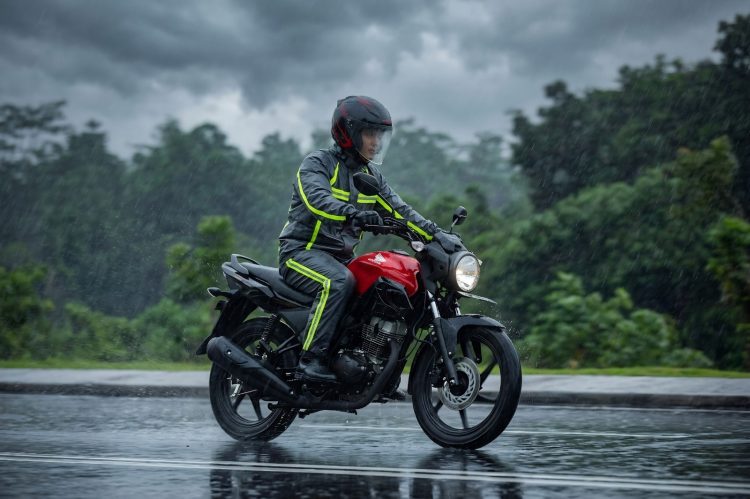 ILusrasi Pengendara sepeda motor melintas saat hujan mengguyur kawasan jalan raya di Kota Jambi. (Dok. Sinsen)