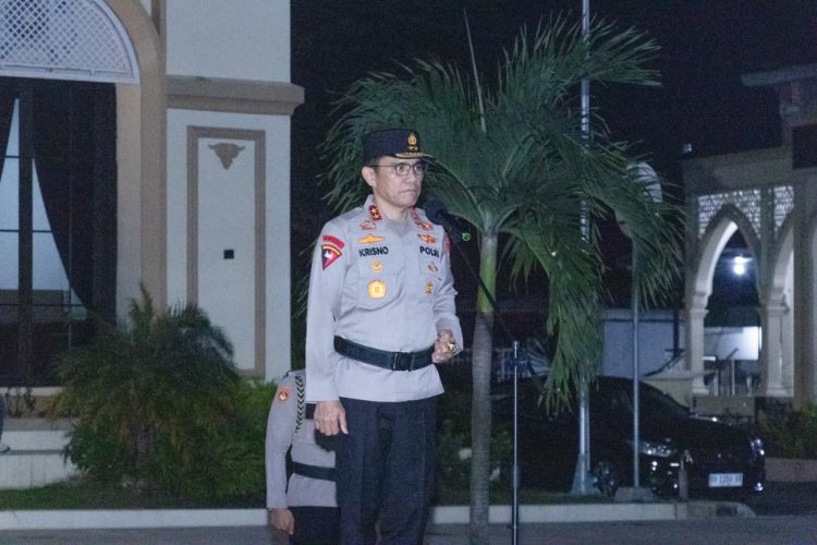 Kapolda Jambi Irjen Pol. Krisno H. Siregar memimpin Apel Peningkatan Kewaspadaan dan Kegiatan Rutin yang Ditingkatkan (KRYD) bersama personel gabungan Polda Jambi, Polresta Jambi, dan Brimob di Kota Jambi, Sabtu malam (9/5/2026). (Dok. Humas)