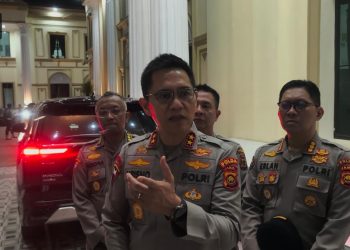 Kapolda Jambi Irjen Pol. Krisno H. Siregar memberikan keterangan kepada awak media usai memimpin Apel Kegiatan Rutin yang Ditingkatkan (KRYD) di Mapolresta Jambi, Sabtu malam (9/5/2026) (Dok. Redaksi)