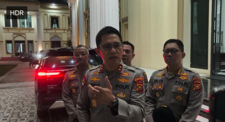 Kapolda Jambi Irjen Pol. Krisno H. Siregar memberikan keterangan kepada awak media usai memimpin Apel Kegiatan Rutin yang Ditingkatkan (KRYD) di Mapolresta Jambi, Sabtu malam (9/5/2026) (Dok. Redaksi)