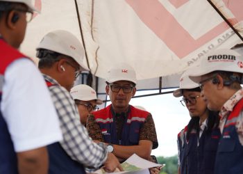 Manajemen PT Hutama Karya meninjau langsung progres pembangunan Jalan Tol Palembang–Betung di Sumatra Selatan, Kamis (7/5) (Dok. Humas HK)