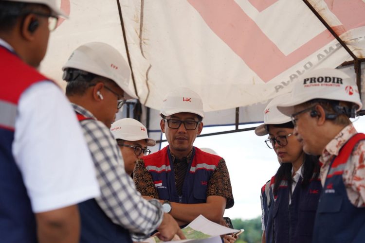 Manajemen PT Hutama Karya meninjau langsung progres pembangunan Jalan Tol Palembang–Betung di Sumatra Selatan, Kamis (7/5) (Dok. Humas HK)