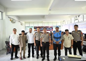 Wakapolda Jambi Brigjen Pol B. Ali meninjau pelaksanaan tes CAT Taruna dan Taruni Akpol Tahun Anggaran 2026 di Kampus Unama Tehok, Kota Jambi, Senin (11/5/2026). (Dok. Redaksi)
