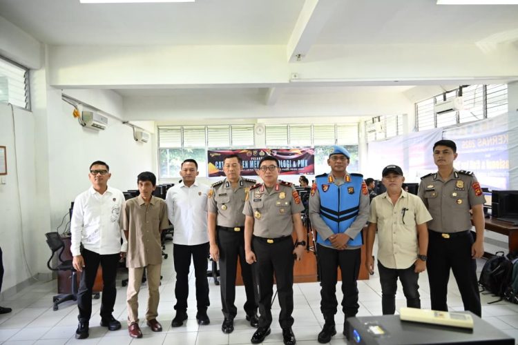 Wakapolda Jambi Brigjen Pol B. Ali meninjau pelaksanaan tes CAT Taruna dan Taruni Akpol Tahun Anggaran 2026 di Kampus Unama Tehok, Kota Jambi, Senin (11/5/2026). (Dok. Redaksi)