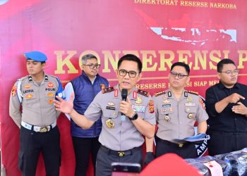 Kapolda Jambi Irjen Pol. Krisno H. Siregar memberikan keterangan kepada wartawan terkait pengungkapan kasus peredaran narkotika jaringan Riau-Jambi di Mapolda Jambi, Senin (11/5/2026). (Dok. Redaksi)