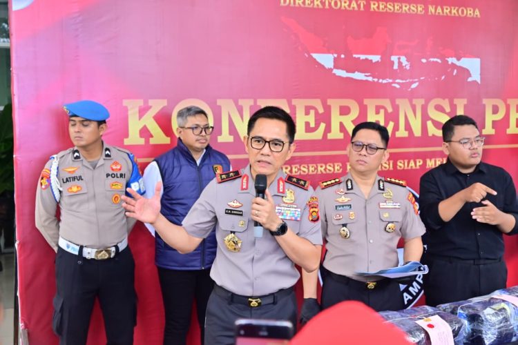 Kapolda Jambi Irjen Pol. Krisno H. Siregar memberikan keterangan kepada wartawan terkait pengungkapan kasus peredaran narkotika jaringan Riau-Jambi di Mapolda Jambi, Senin (11/5/2026). (Dok. Redaksi)