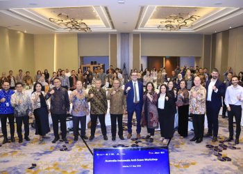Peserta dan narasumber berfoto bersama dalam kegiatan Australia-Indonesia Anti-Scam Workshop di Hotel Pullman, Jakarta, Kamis (7/5). (Dok. Humas OJK)