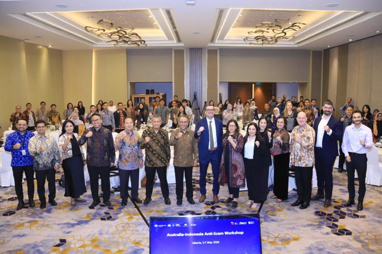 Peserta dan narasumber berfoto bersama dalam kegiatan Australia-Indonesia Anti-Scam Workshop di Hotel Pullman, Jakarta, Kamis (7/5). (Dok. Humas OJK)