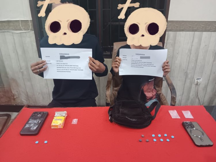 Dua remaja berinisial EPP (18) dan MA (18) setelah diamankan Satresnarkoba Polresta Jambi (Dok. Humas)