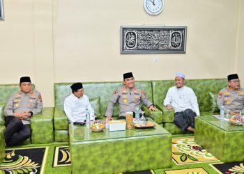 Kapolda Jambi Irjen Pol Krisno H. Siregar bersama jajaran saat bersilaturahmi dengan pengurus Pondok Pesantren Darul Arifin di Kecamatan Jambi Luar Kota, Kabupaten Muaro Jambi, Selasa (12/5/2026). (Dok. Redaksi)